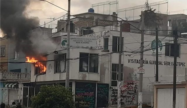 Feministas regresan y prenden fuego a instalaciones de CODHEM en Ecatepec