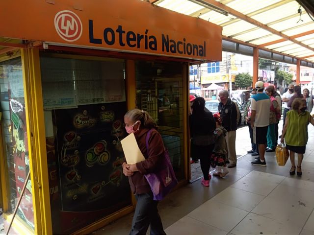 Hacen fila para comprar un boleto para la rifa del avión presidencial