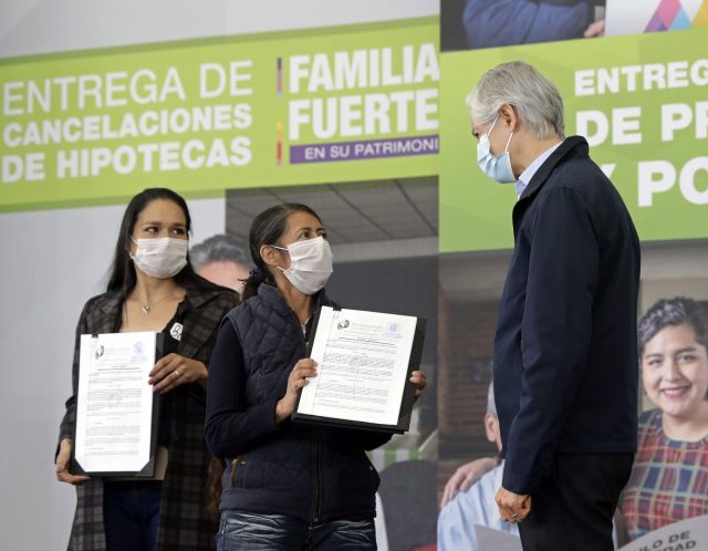 Alfredo del Mazo entrega títulos de propiedad a familías de la zona oriente 