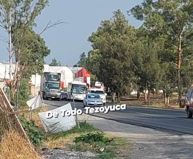 Trailer choca con autobús en Tezoyuca 