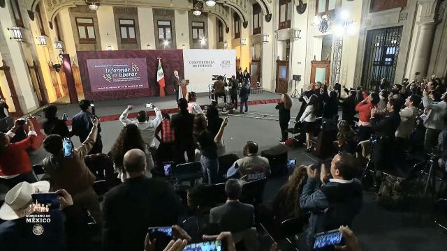 Aplausos de "periodistas"