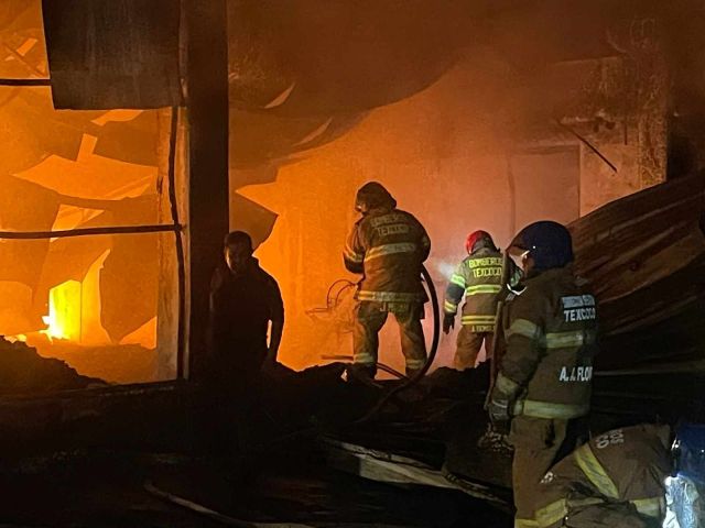 Bomberos de Texcoco apoyaron en combate de incendio en fábrica de Calpulalpan 