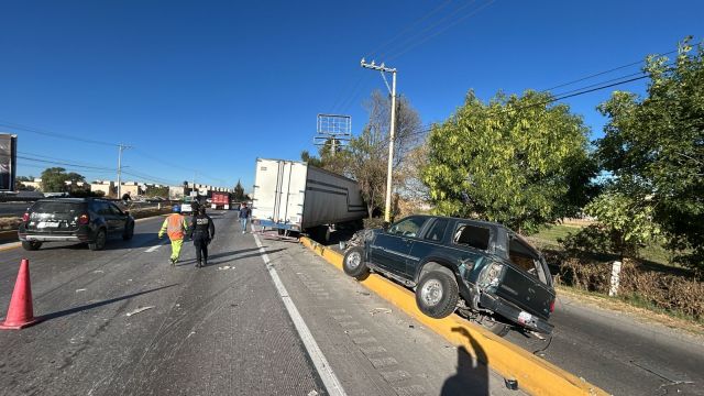 CHOCAN TRÁILER Y CAMIONETA, NO HUBO LESIONADOS DE GRAVEDAD