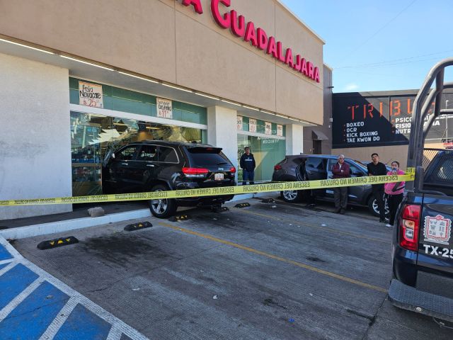 Adulto mayor se mete con camioneta en farmacia, creyó que estaba en parking, y aceleró 