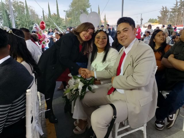 Cupido une a 100 parejas en Acolman y la alcaldesa los amadrina