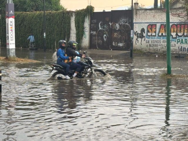 Se desborda el drenaje en Chimalhuacán