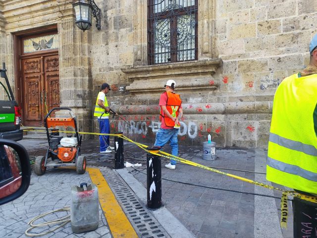 USAN SOLVENTES PARA BORRAR CONSIGNAS DEL PALACIO DE GOBIERNO SIN PRESENCIA DEL INAH
