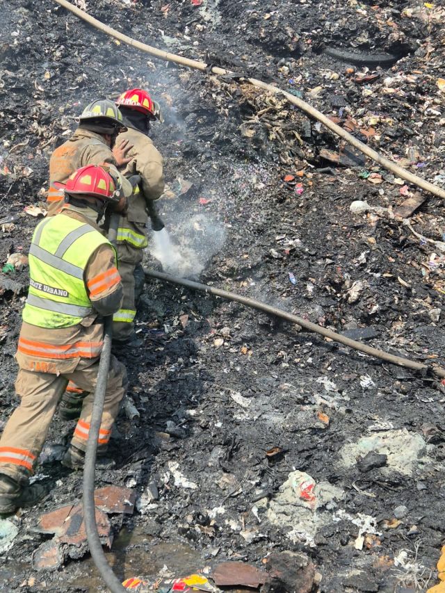Bomberos de Acolman, suman esfuerzos para sofocar incendio en el basurero de Chiconautla