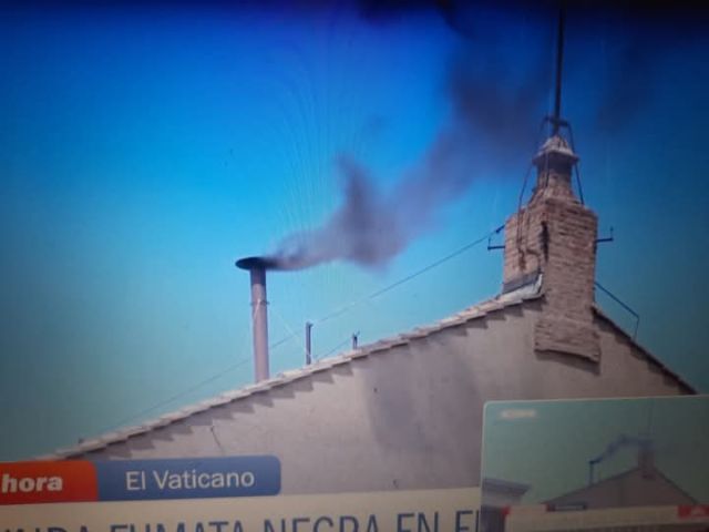 La expectación continúa durante las dos votaciones matutinas ha salido humo negro.