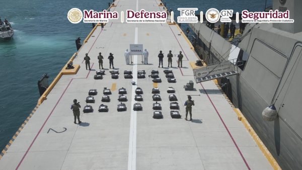 EN AGUAS DEL OCÉANO PACÍFICO, MARINA ASEGURA 63 BULTOS DE PRESUNTA COCAÍNA